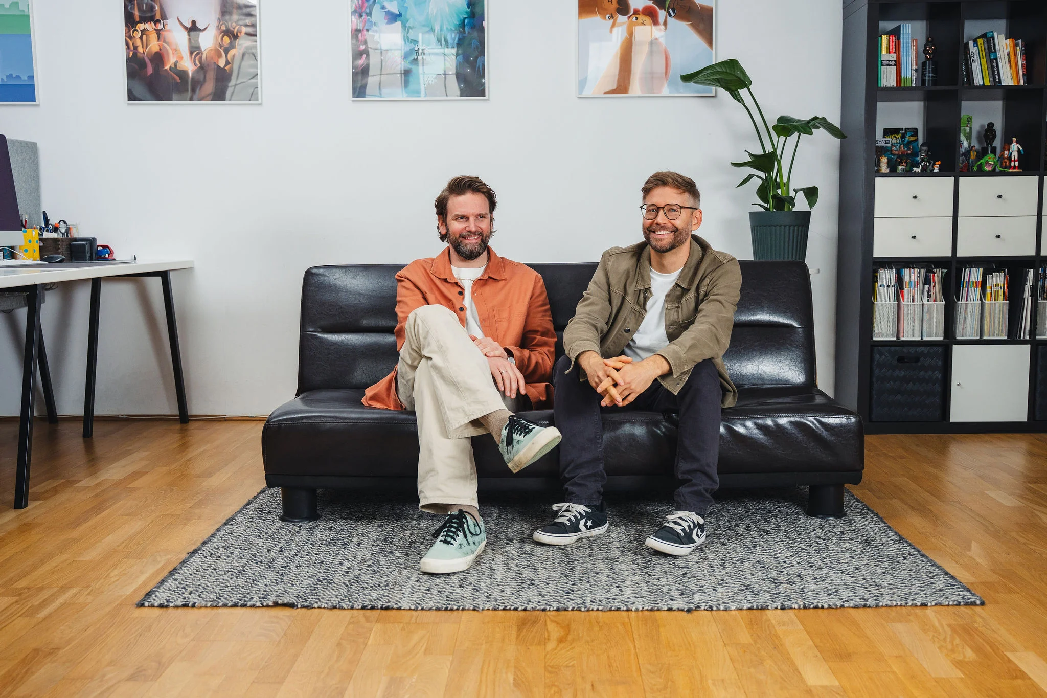 Polarfux Animation und Motion Design Studio aus Wien - Andreas und Gregor auf der Couch - Foto von Isabella Jöch
