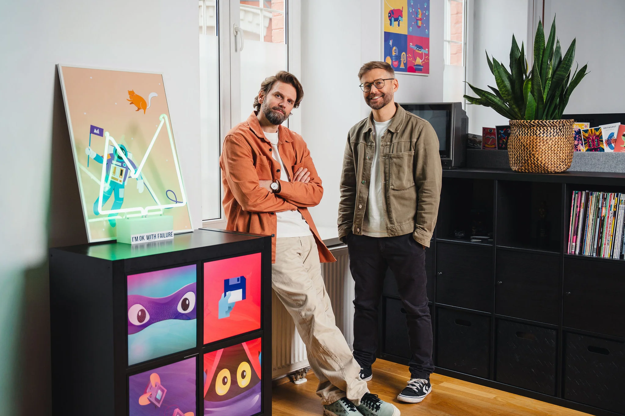 Polarfux Animation und Motion Design Studio aus Wien - Andreas und Gregor mit Neon-Logo- Foto von Isabella Jöch