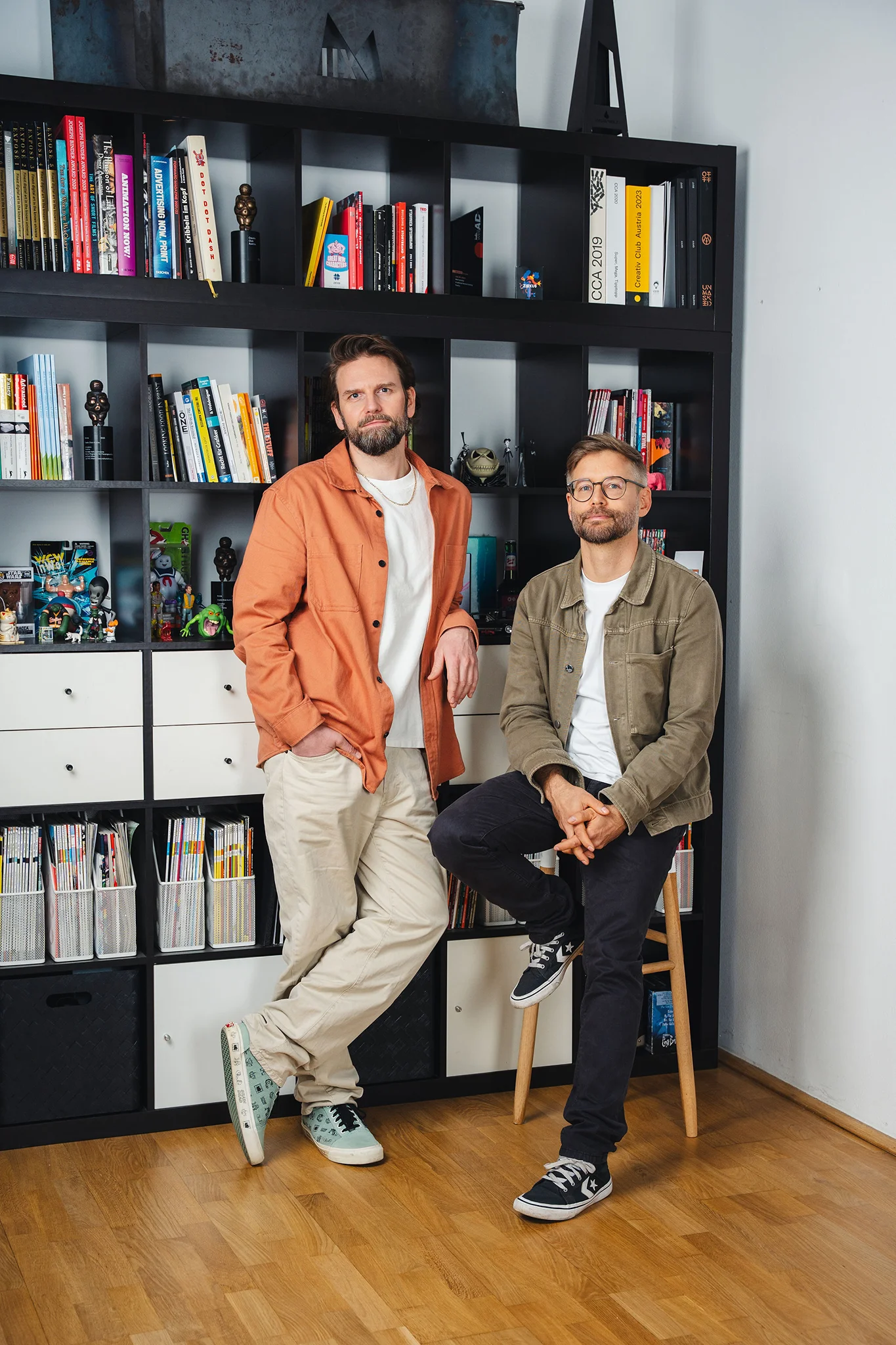 Polarfux Animation und Motion Design Studio aus Wien - Andreas und Gregor vor einem Regal - Foto von Isabella Jöch