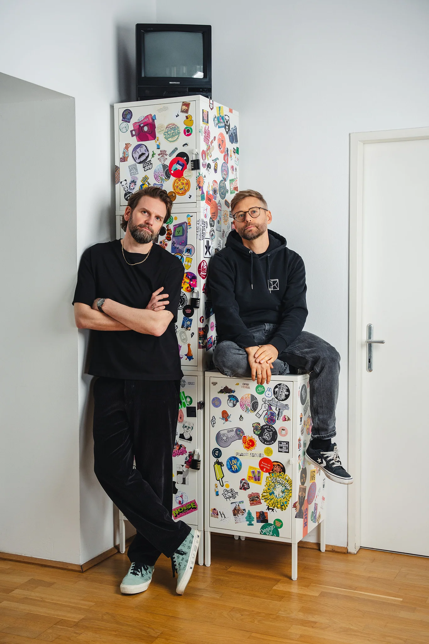 Polarfux Animation und Motion Design Studio aus Wien - Andreas und Gregor vor Schrank- Foto von Isabella Jöch